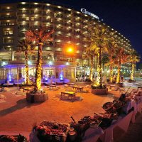 hotel met palmbomen 's nachts